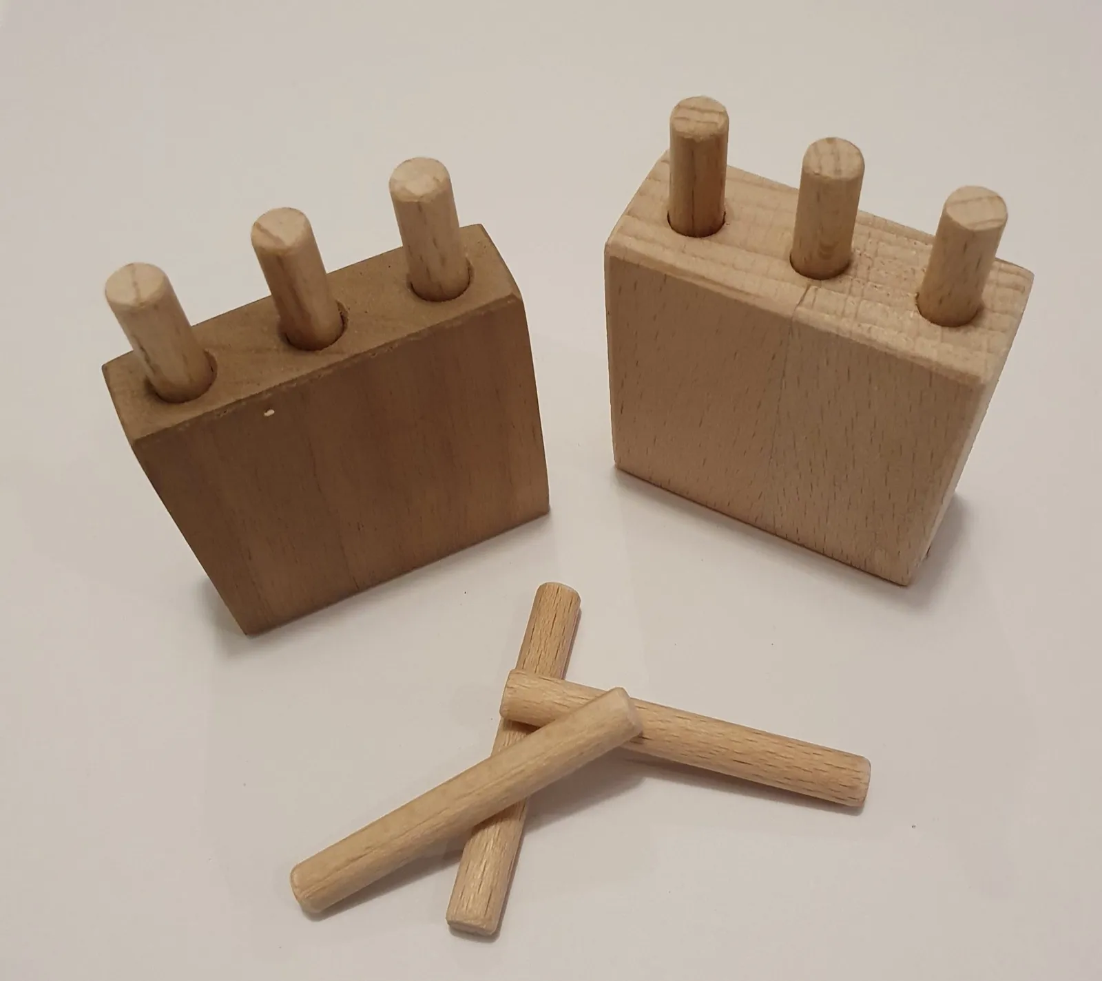 Feinmotorik-Steckleiste aus Schweizer Holz